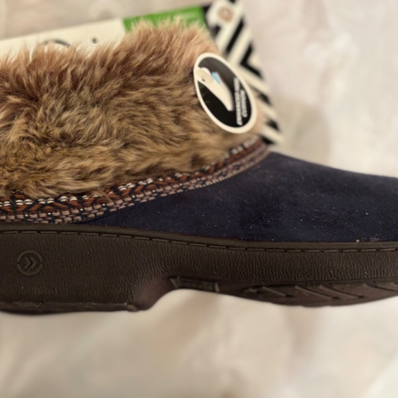 NWT Isotoner Woodlands Enhanced Heel Cushion Shoes Slippers - Picture 4 of 8